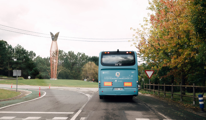 O polígono intégrase na Rede de Transporte Público de Galicia. 