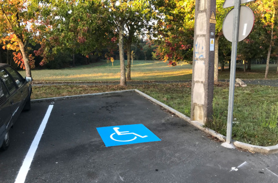 Se habilitan en la Rúa Bronce las primeras plazas de aparcamiento para minusválidos del polígono. 